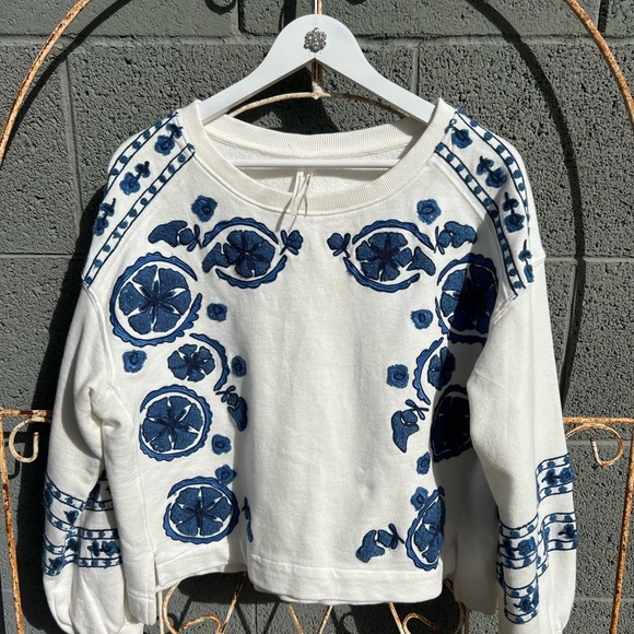 Anthropologie cream colored sweatshirt, size small with navy blue appliqué - Picture 6 of 14